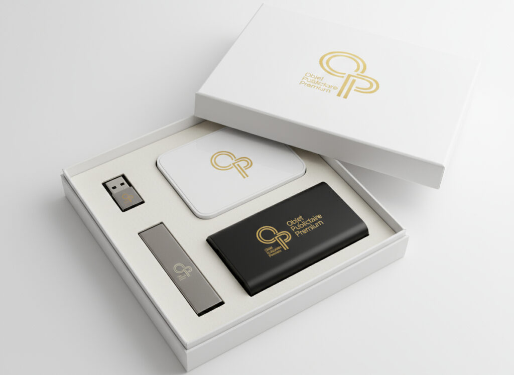 Coffret cadeau avec accessoires USB promotionnels.