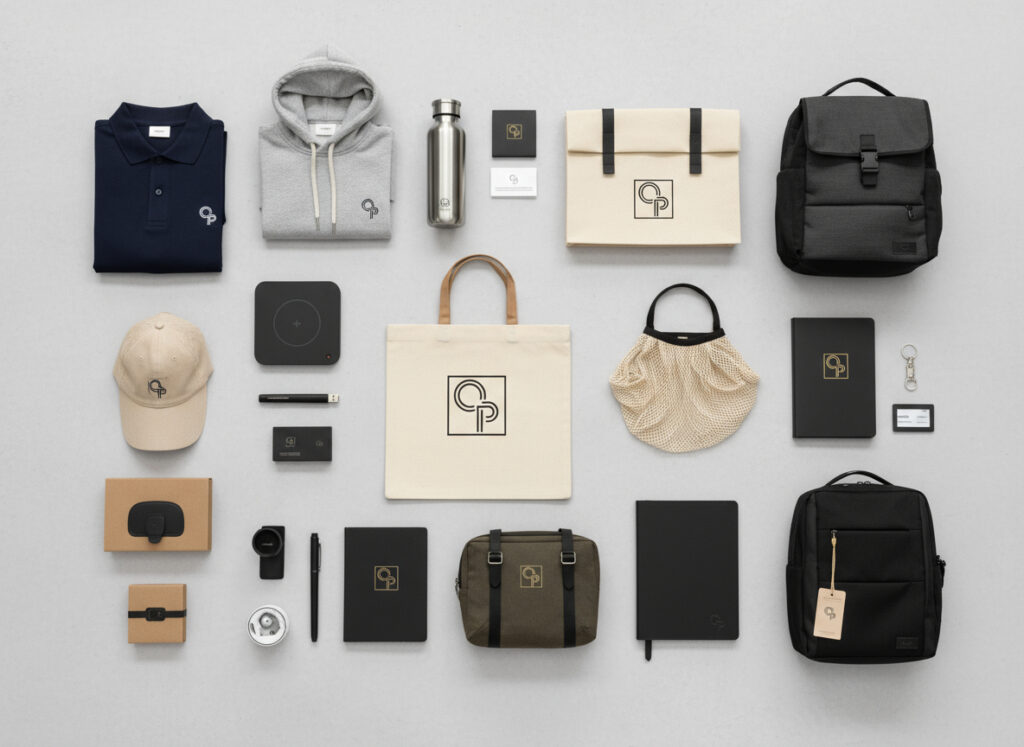 Objets promotionnels personnalisés variés sur fond gris.